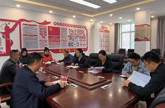 10月19日，康縣紀(jì)委監(jiān)委組織部分班子成員，辦公室、信訪室、案管室、審理室、紀(jì)檢監(jiān)察室等相關(guān)工作人員開展黨的二十大報告專題討論。.jpg
