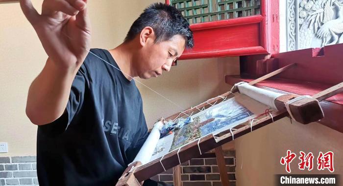 圖為甘肅天水市武山刺繡非遺代表性傳承人劉云帆專心刺繡。(資料圖) 甘肅省非遺保護(hù)中心供圖