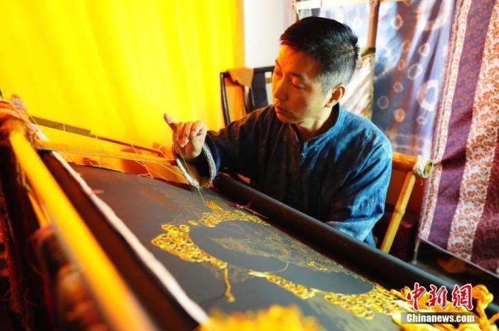 系統(tǒng)性挖掘整理古代敦煌刺繡，是甘肅天水市級非遺代表性項目武山刺繡代表性傳承人劉云帆這兩年最緊要的工作之一。圖為劉云帆在創(chuàng)作富含敦煌刺繡元素的作品。 中新社發(fā) 謝秉錫 攝 