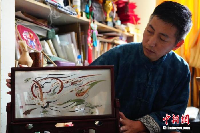 圖為劉云帆展示敦煌元素的刺繡作品。 中新社發(fā) 謝秉錫 攝