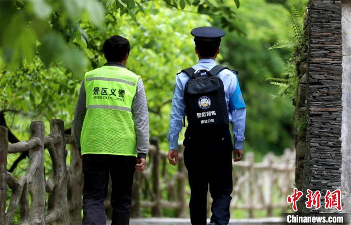 圖為民警背警務(wù)小包在轄區(qū)景區(qū)開展工作。(資料圖) 甘肅省公安廳供圖