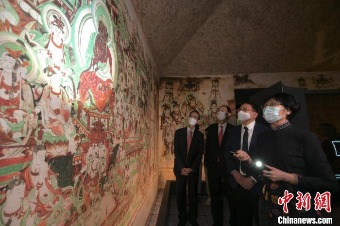 2022年8月23日，“敦煌：千載情緣的故事”展覽在香港開(kāi)幕。圖為展覽現(xiàn)場(chǎng)，嘉賓們一同觀展?！《鼗脱芯吭汗﹫D