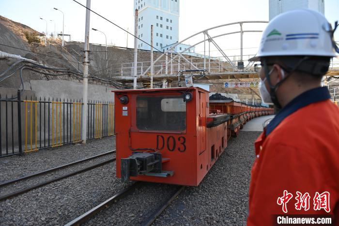 圖為工作人員正在觀察車輛運行情況?！±顏嘄?攝