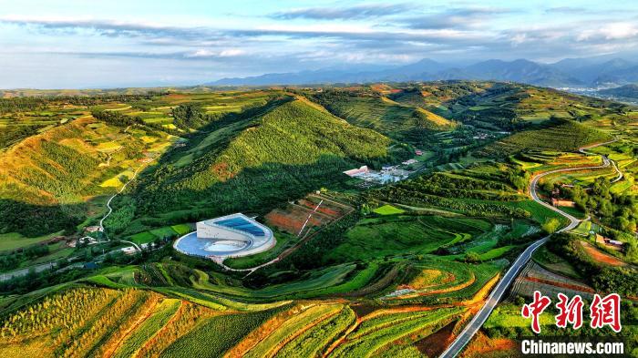 航拍視角下的樺林古動物化石埋藏原址館。該館位于臨夏州和政縣。(資料圖) 和政宣傳部供圖