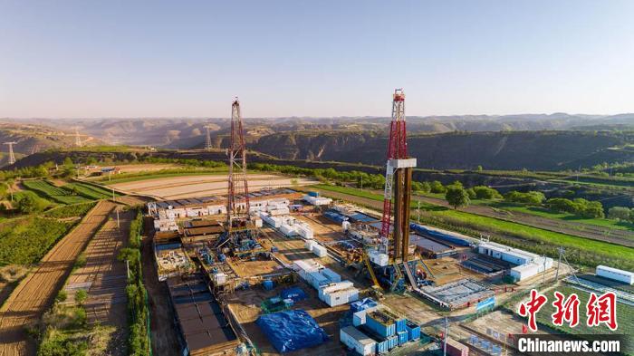 圖為中石油長(zhǎng)慶油田慶陽(yáng)華H60雙機(jī)組鉆井現(xiàn)場(chǎng)。(資料圖) 慶陽(yáng)市委宣傳部供圖