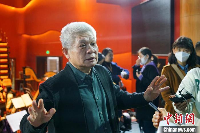 該劇導(dǎo)演蔣力向媒體介紹相關(guān)情況?！《∷?攝