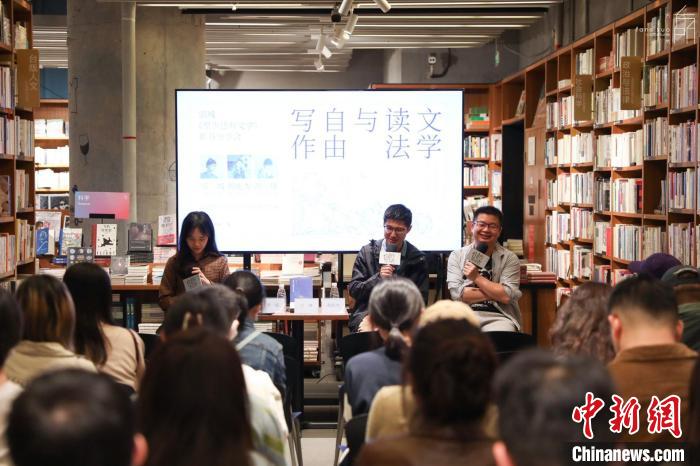 《至少還有文學(xué)》推出：在今天，我們?yōu)槭裁催€需要文學(xué)？