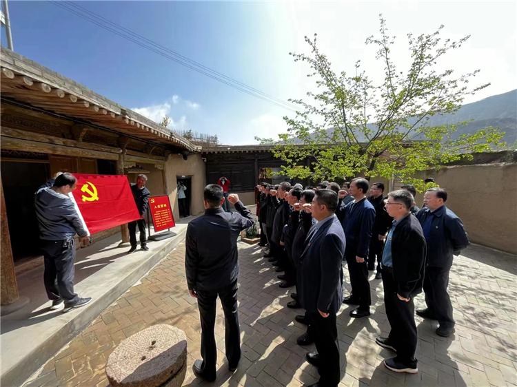 圖為臨夏州紀委監(jiān)委組織黨員干部在東鄉(xiāng)縣布塄溝黨史教育基地開展革命教育活動，賡續(xù)紅色血脈、汲取奮進力量、激發(fā)干事熱情。.png