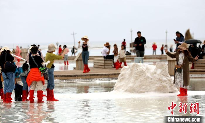 圖為游客在茶卡鹽湖拍照?！⊙Φ?攝