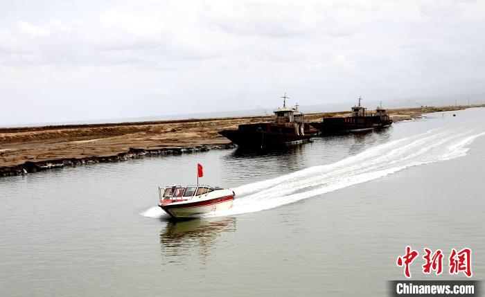 圖為茶卡鹽湖?！⊙Φ?攝