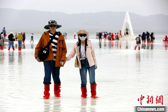 圖為游客在茶卡鹽湖之中?！⊙Φ?攝