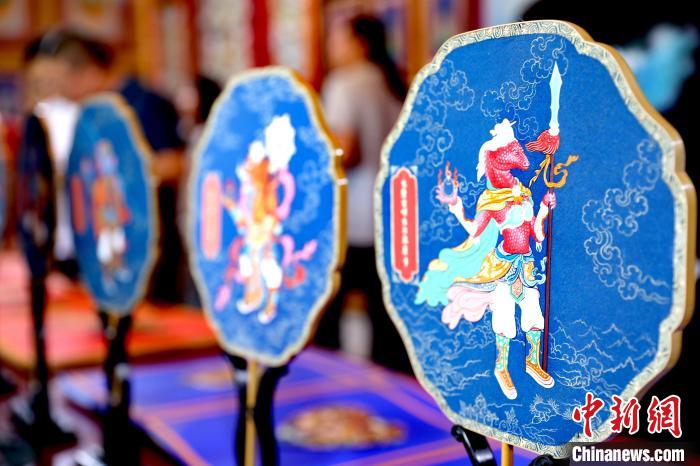 圖為唐卡延伸產(chǎn)品。　薛蒂 攝