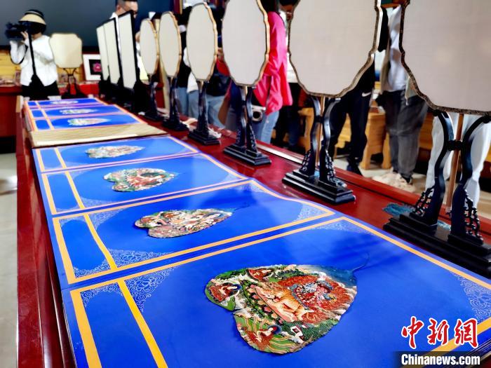 圖為唐卡延伸產(chǎn)品?！?zhí)砀?攝