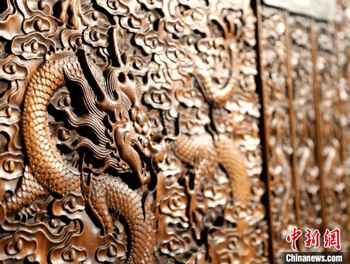 圖為青海永錄民俗博物館內(nèi)珍藏的中式家具細(xì)節(jié)展示?！⊙Φ?攝