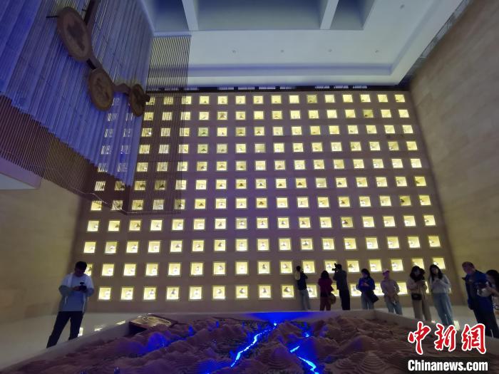 圖為河湟文化博物館序廳的左右彩陶墻放置的374件彩陶?！?zhí)砀?攝