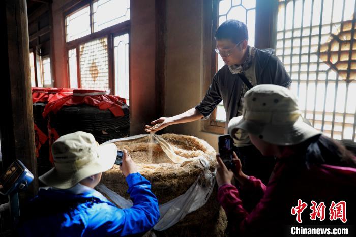 圖為青稞酒文化展示?！⊙Φ?攝