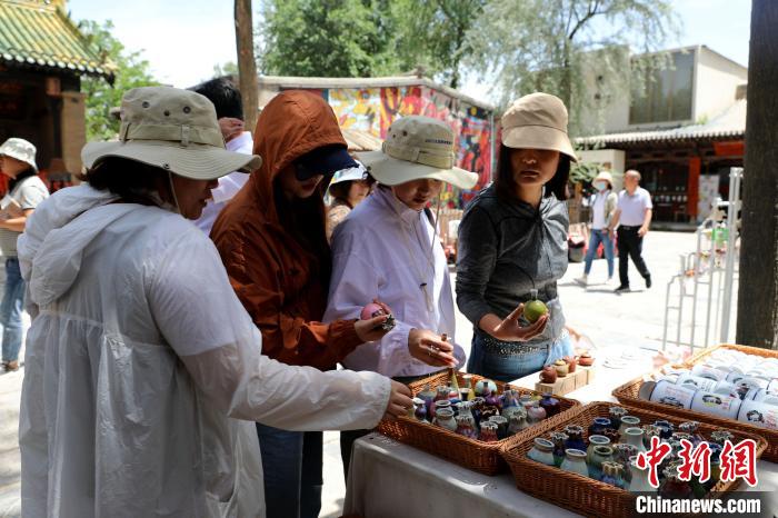 圖為民眾挑選手工藝產(chǎn)品?！⊙Φ?攝