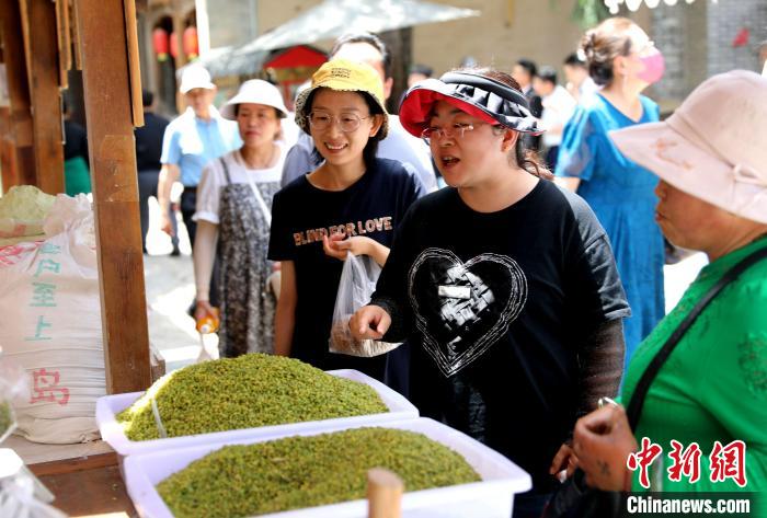 圖為民眾購買青海特色小吃。　薛蒂 攝