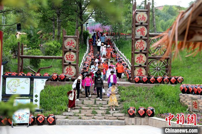 圖為油嘴灣生態(tài)文化景區(qū)的游客?！⊙Φ?攝