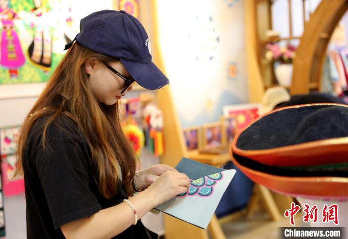 圖為民眾體驗(yàn)國(guó)家級(jí)非遺項(xiàng)目盤繡技藝?！⊙Φ?攝