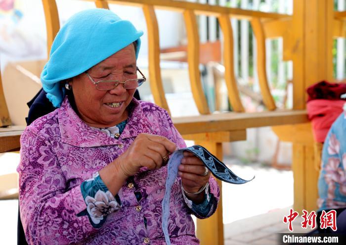 圖為繡娘在土族盤繡園內(nèi)制作盤繡?！⊙Φ?攝