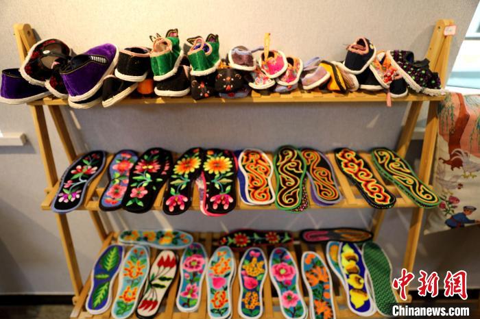 圖為盤繡作品。　薛蒂 攝