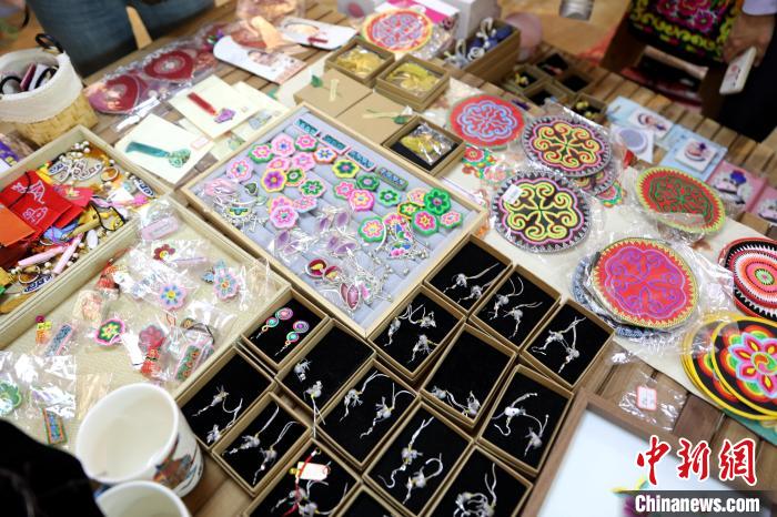 圖為盤繡作品。　薛蒂 攝