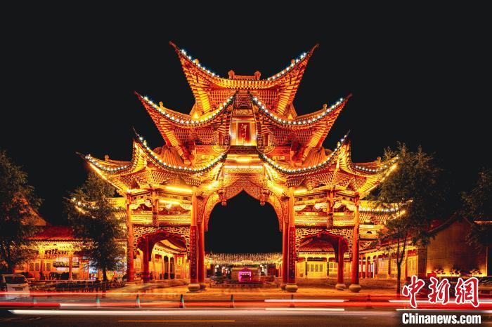 夜幕下的臨夏縣河州苑。夏雨 攝