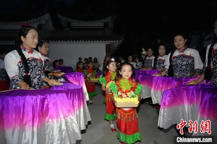 甘肅省西和縣姜席鎮(zhèn)晚霞湖畔，當(dāng)?shù)孛耖g舉行盛大的乞巧儀式。魏朵朵 攝