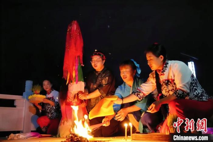 持續(xù)七天八夜的乞巧節(jié)正在西漢水上游的甘肅省西和縣進(jìn)行。西和縣姜席鎮(zhèn)晚霞湖畔，民眾“巧頭”點(diǎn)蠟、炷香、焚裱紙、跪拜，準(zhǔn)備將“巧娘娘”請(qǐng)進(jìn)院。魏朵朵 攝