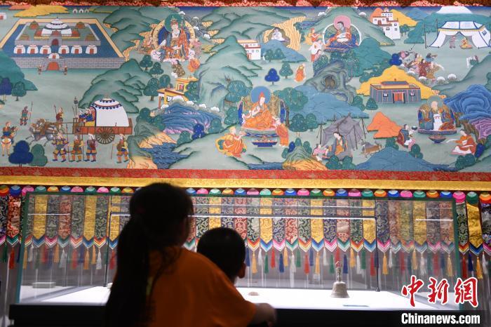 8月20日，兩名小觀眾參觀大型歷史題材卷軸唐卡“涼州會盟”?！〈魑牟?攝