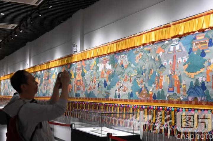圖為觀眾觀看唐卡《涼州會盟》。 中新社記者 戴文昌 攝