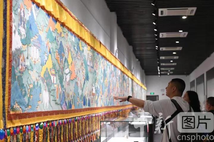圖為觀眾參觀唐卡《涼州會盟》。 中新社記者 戴文昌 攝