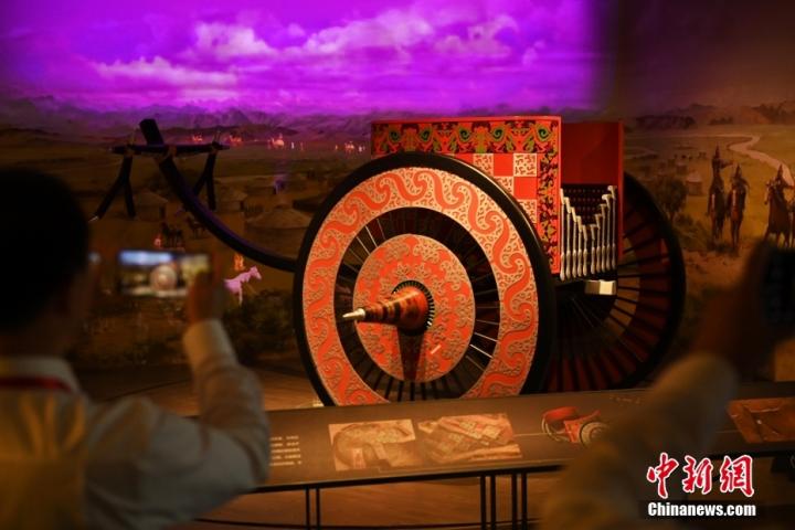 8月16日，甘肅省天水市張家川回族自治縣馬家塬車輿博物館內，游客拍攝等比例的戰(zhàn)國西戎車輿復制品。