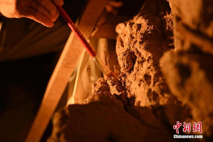 8月25日，文物修復(fù)師牟常有進(jìn)行文物修復(fù)工作。