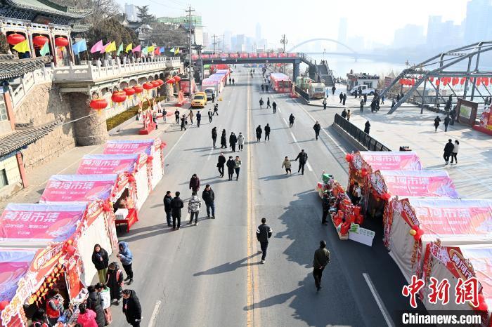 1月30日，蘭州黃河畔的年貨集市吸引顧客選購年貨。九美旦增 攝</p><p>