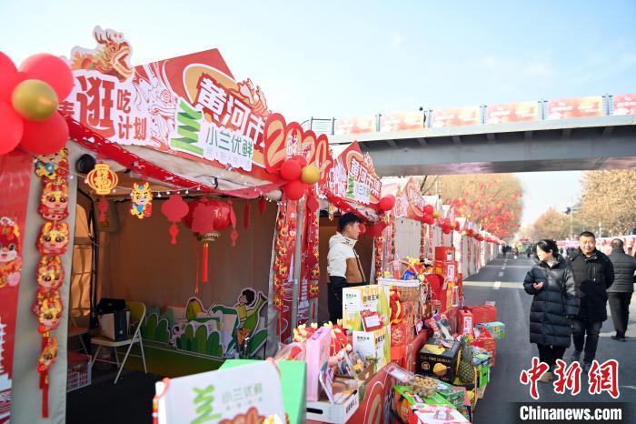 1月30日，蘭州黃河畔的年貨集市吸引顧客選購年貨。九美旦增 攝</p><p>
