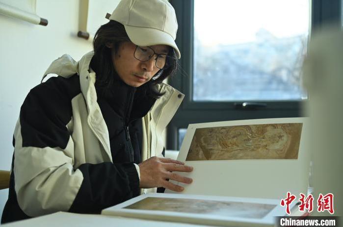 圖為季茂杰研究敦煌文化相關(guān)書(shū)籍。李亞龍 攝</p>
<p>