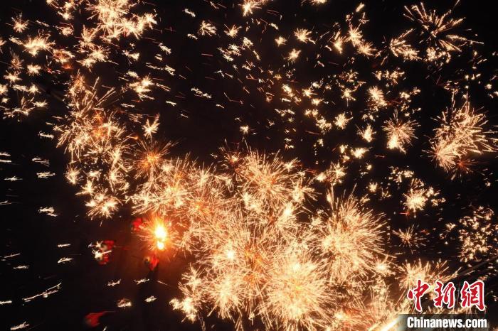 灼熱的鐵水在空中迸散。在空中形成“鐵花火雨”的景象，似天女散花，似群星漫天，如夢(mèng)如幻，美不勝收。侯奇志 攝</p>
<p>