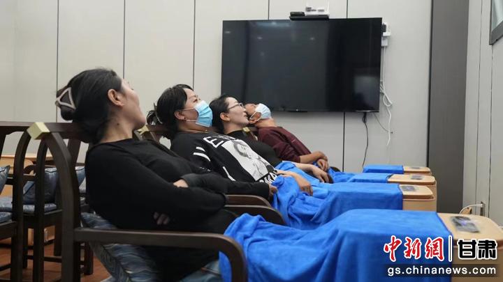 圖為當(dāng)?shù)鼐用耋w驗藏醫(yī)院診療。卓瑪草 攝