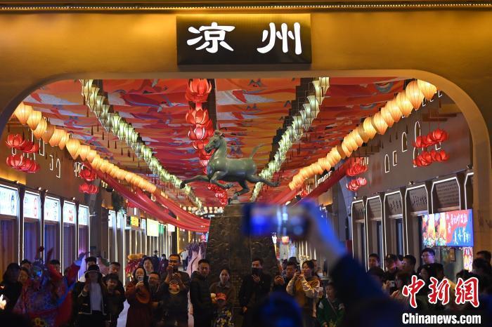 圖為游人拍攝煥然一新亮相的街區(qū)。李亞龍 攝</p>
<p>