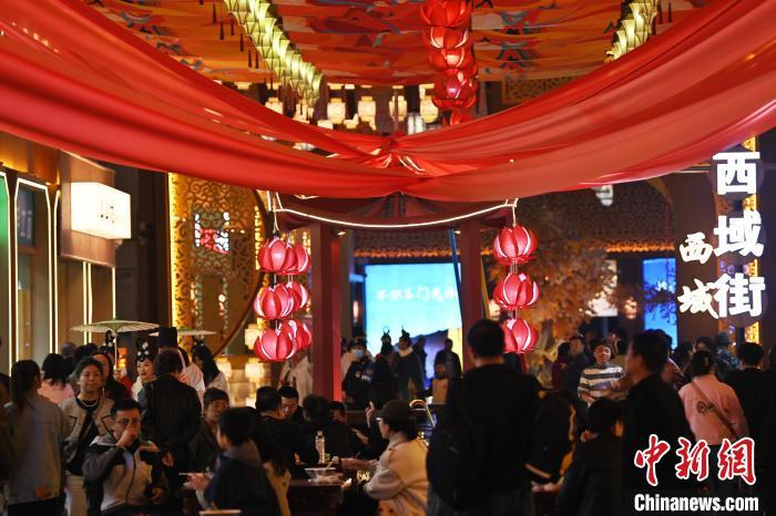 圖為街區(qū)現(xiàn)場(chǎng)游客絡(luò)繹不絕。李亞龍 攝</p>
<p>