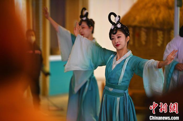 圖為工作人員進行舞蹈表演。李亞龍 攝</p><p>