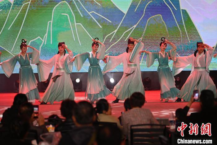 圖為工作人員進行舞蹈表演。李亞龍 攝