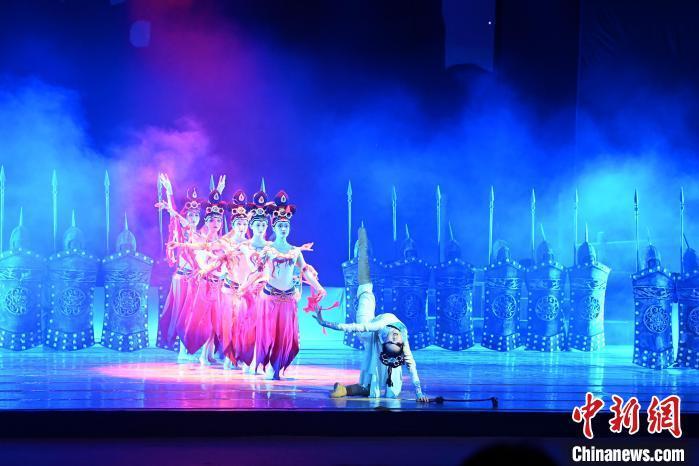 2023年2月18日，蘭州歌舞劇院創(chuàng)排的大型舞劇《大夢(mèng)敦煌》。　　九美旦增 攝