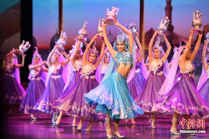 《絲路花雨》外國(guó)演員在波斯酒舞中領(lǐng)舞。楊艷敏 攝