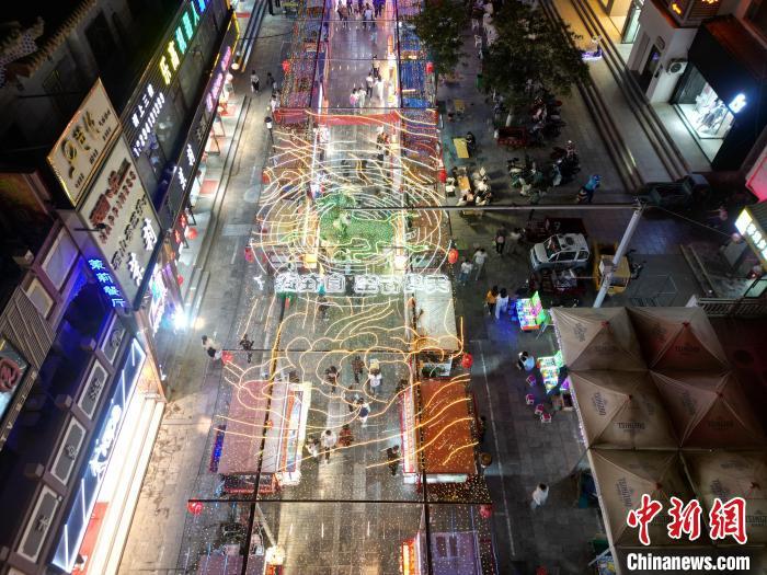 圖為明清街夜市燈光點(diǎn)亮具有武威文化元素的“銅奔馬”彩燈。(無(wú)人機(jī)照片) 　戴文昌 攝</p><p>