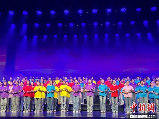 5月28日晚，“詩意甘肅·絲路長風(fēng)三千里”——月出涼州·武威詩會在甘肅省武威市漢唐天馬城舉行。楊娜 攝