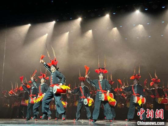 圖為涼州攻鼓子表演。楊娜 攝