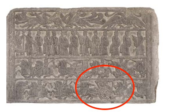 △漢代迎賓、車馬出行畫像石，現(xiàn)藏于臨沂市博物館。畫像石的第四層中有軺車出現(xiàn)。